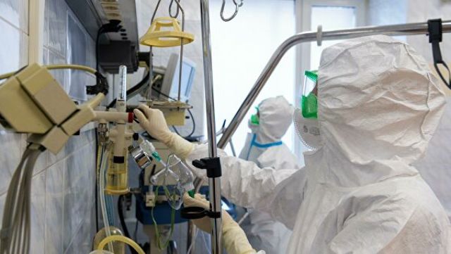 Медицинские работники в коронавирусном стационаре