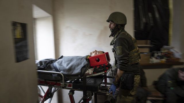 Медик и раненый украинский военный в районе Артемовска