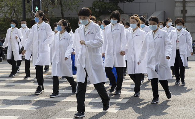 Медики из Пекина на одной из улиц в Ухане