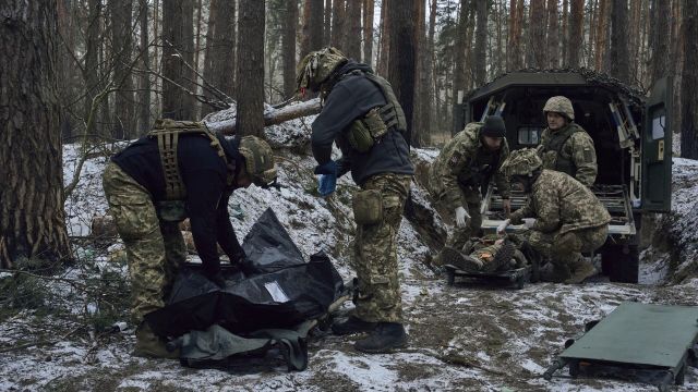 Медики помогают тяжелораненому украинскому солдату