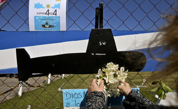 Мемориал, изображающий подводную лодку ВМС Аргентины "Сан-Хуан" в Мар-де-Плата