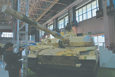 Местные эксперты утверждают, что по техническим характеристикам VT4 (экспортная модификация Type 99) превосходит российский основной боевой танк Т-72Б3. Фото Владимира Карнозова