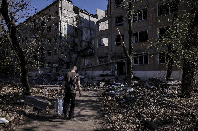 Местный житель покидает город Дзержинск (Торецк)