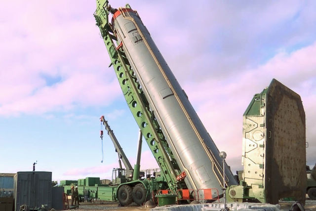 Межконтинентальная баллистическая ракета УР-100Н УТТХ стратегического комплекса "Авангард" во время загрузки в шахту на территории Ясненского ракетного соединения, 2020 год