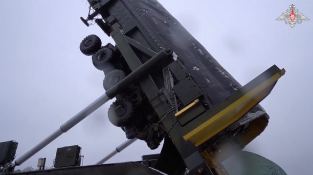 Межконтинентальная баллистическая ракета "Ярс", которую загрузили в шахтную пусковую установку в козельском соединении РВСН в Калужской области