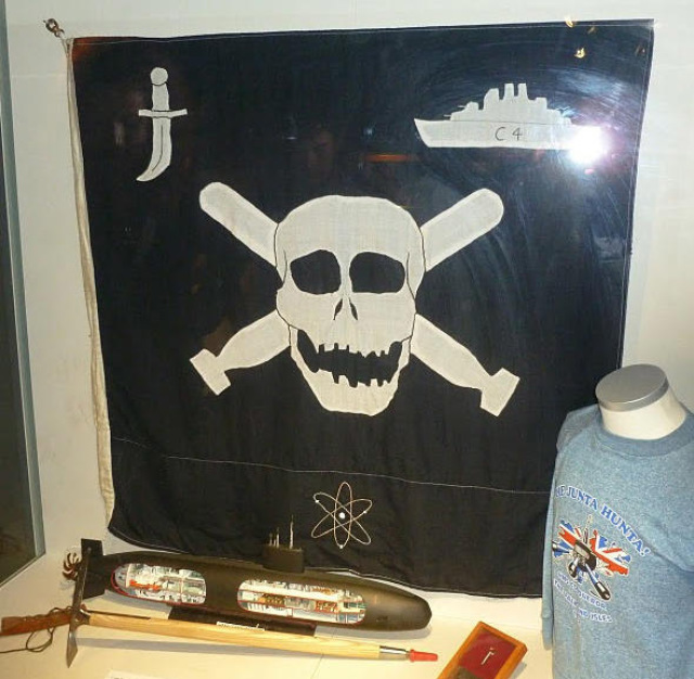 Под веселым роджером прохождение. Веселый Роджер с британским флагом. Мелитополь веселый Роджер. HMS Conqueror Jolly Roger.