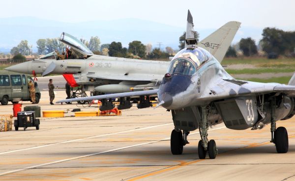 МиГ-29УБ и Eurofighter Typhoon
