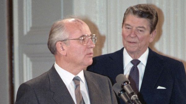 Михаила Горбачева и Рональда Рейгана перед подписанием договора РСМД,1987 год.