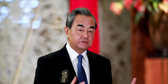 Министр иностранных дел Китая Ван И выступает по итогам встречи в Токио