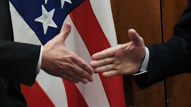 Министр иностранных дел РФ Сергей Лавров и государственный секретарь США Энтони Блинкен пожимают руки во время встречи в Женеве