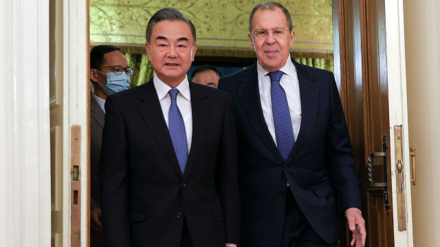 Министр иностранных дел РФ Сергей Лавров и министр иностранных дел КНР Ван И во время встречи в Москве