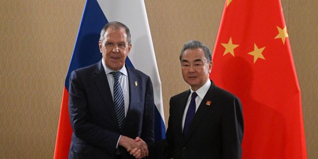 Министр иностранных дел России Сергей Лавров во время встречи с министром иностранных дел КНР Ван И на полях саммита G20 на Бали