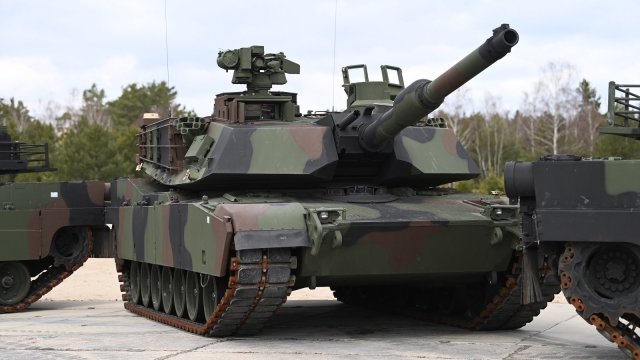Министр национальной обороны Польши Мариуш Блащак подписывает межправительственное соглашение между США и Польшей о приобретении 250 основных танков М1А2 SEP v.3 Abrams. Танки Abrams на церемонии были представлены изт контингента армии США в Польше. Варша