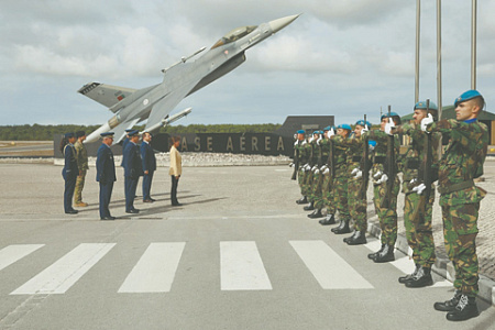 Министр национальной обороны Португалии Хелена Каррейрас на встрече с военнослужащими авиабазы в Монте-Реале. Фото со страницы Министерства национальной обороны Португалии в социальной сети X (Twitter)