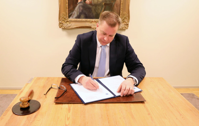 Министр обороны Финляндии Антти Кайкконен подписывает соглашение