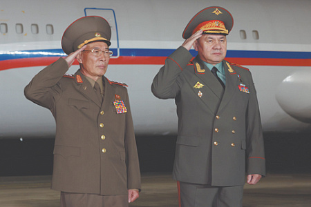 Министр обороны КНДР Кан Сун Нам встречает на аэродроме своего российского коллегу Сергея Шойгу, совершившего визит в Северную Корею 25 июля 2023 года. Фото с сайта www.mil.ru