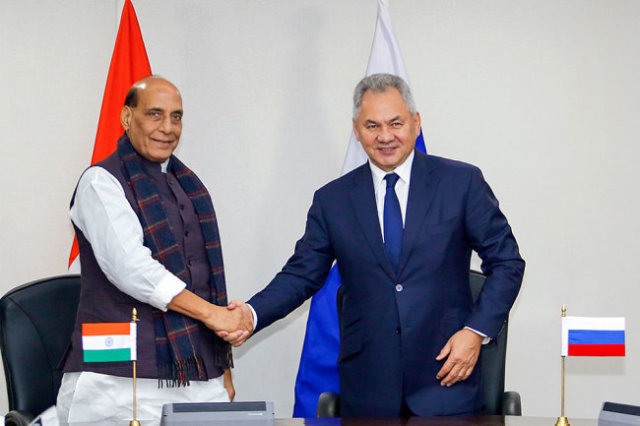 Министр обороны РФ Сергей Шойгу и министр обороны Индии Раджнатх Сингх провели встречу в декабре 2021 года.