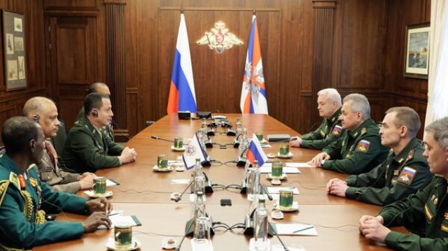 Министр обороны РФ Сергей Шойгу на встрече с президентом CISM полковником Ролимом Гомесом