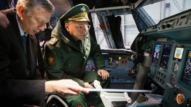 Министр обороны РФ Сергей Шойгу (справа) осматривает тяжелый транспортный самолет Ил-76МД-90А