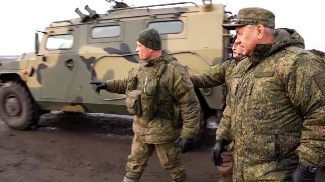 Министр обороны РФ Сергей Шойгу (справа) во время инспектирования группировки ВС России в зоне спецоперации