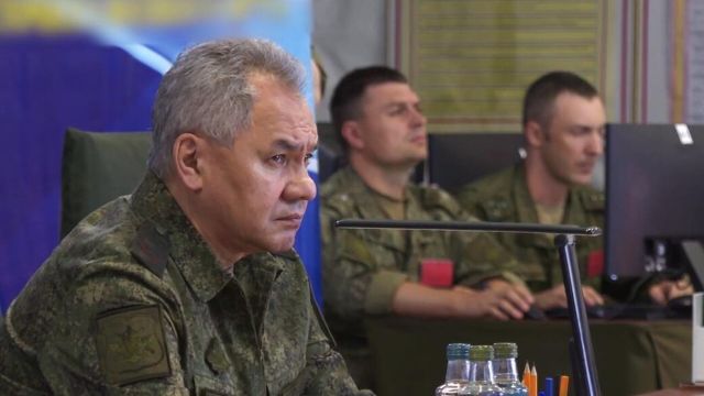Министр обороны РФ Сергею Шойгу во время доклада о текущей обстановке и ходе выполнения поставленных боевых задач в зоне ответственности
