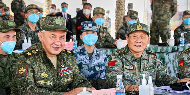 Министр обороны России Сергей Шойгу и министр обороны Китая Вэй Фэнхэ