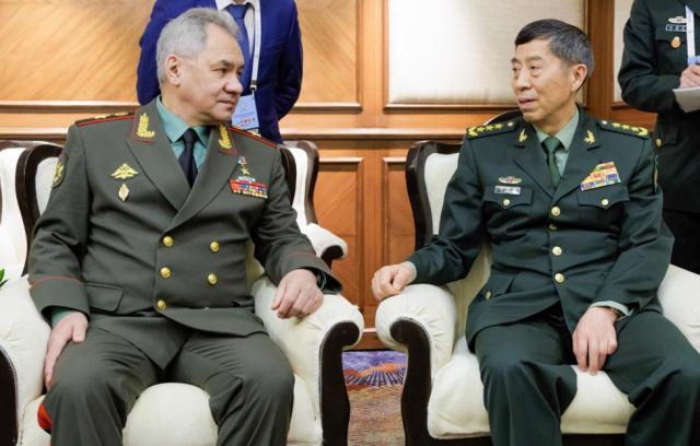 Министр обороны России Сергей Шойгу и министр обороны КНР Ли Шанфу