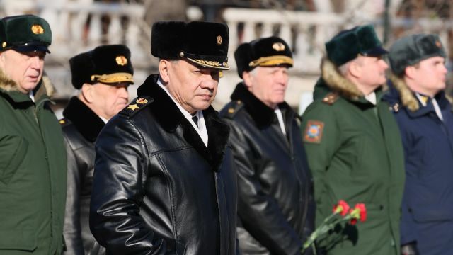 Министр обороны Сергей Шойгу на церемонии возложения венка к Могиле Неизвестного Солдата в День защитника Отечества
