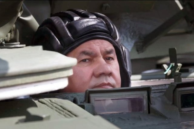 Министр обороны Сергей Шойгу, сидя за рычагами танка Т-80БВМ - новейшей модернизации "восьмидесятки", - лично проверил трассу "Танкового биатлона" на полигоне в Алабино гвардейской мотострелковой Таманской дивизии. Остался доволен. И "Танковый биатлон" ож