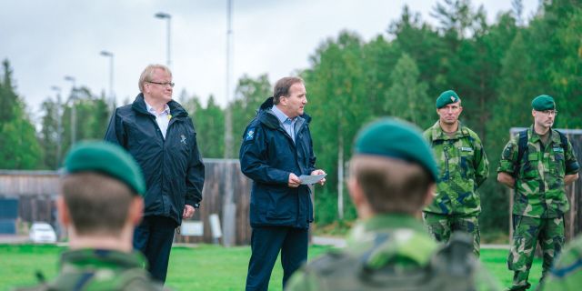 Министр обороны Швеции Петер Хультквист и премьер-министр Стефан Лёвен во время визита на базу ВМФ