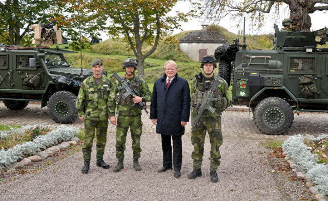 Министр обороны Швеции Петер Хультквист во время визита в воинскую часть в Карлсборге, Швеция