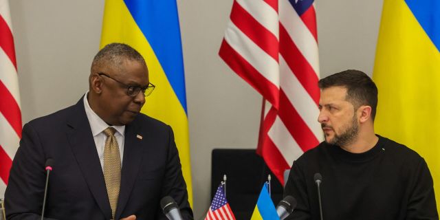 Министр обороны США Ллойд Остин и президент Украины Владимир Зеленский в Брюсселе, 11 октября 2023 года