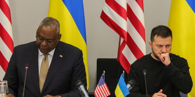 Министр обороны США Ллойд Остин и президент Украины Владимир Зеленский в Брюсселе, 11 октября 2023 года