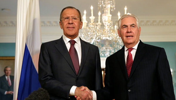 Министр иностранных дел РФ Сергей Лавров и Государственный секретарь США Рекс Тиллерсон во время встречи в Вашингтоне. Архивное фото
