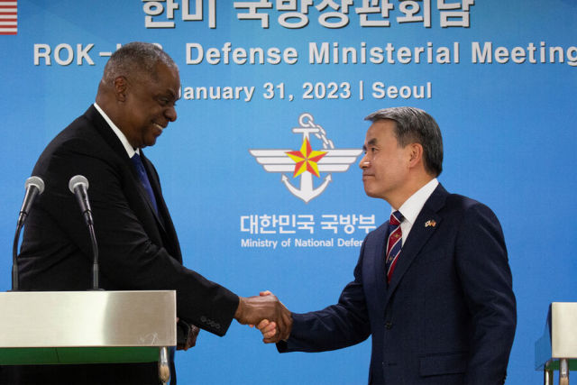 Министр обороны США Ллойд Остин с министром обороны Южной Кореи Ли Чон Сопом после совместной пресс-конференции в Министерстве обороны в Сеуле, Южная