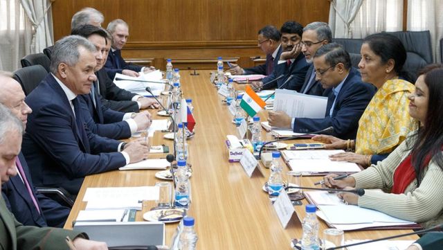 Министр обороны РФ Сергей Шойгу и министр обороны Индии Нирмала Ситхараман во время заседания в Нью-Дели российско-индийской межправительственной комиссии по военно-техническому сотрудничеству, 13 декабря 2018 года