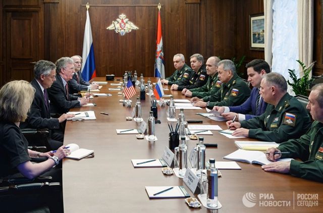 Министр обороны РФ Сергей Шойгу и помощник президента США Джон Болтон во время встречи в Москве. 23 октября 2018