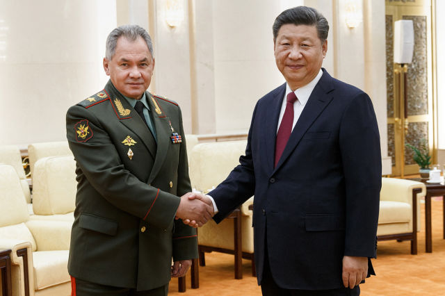 Министр обороны РФ Сергей Шойгу и председатель Китайской Народной Республики Си Цзиньпин