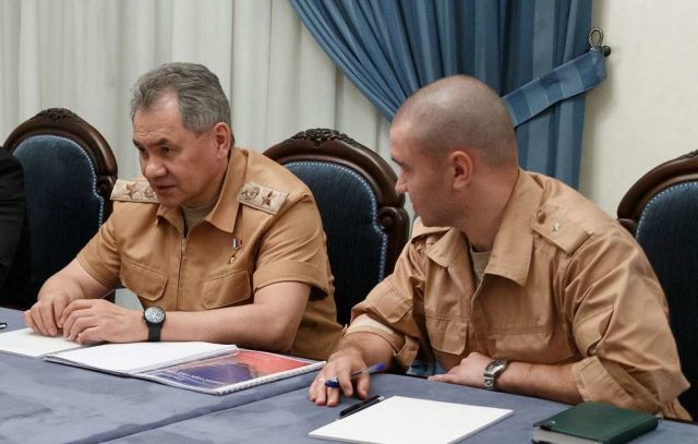Министр обороны РФ Сергей Шойгу (слева)