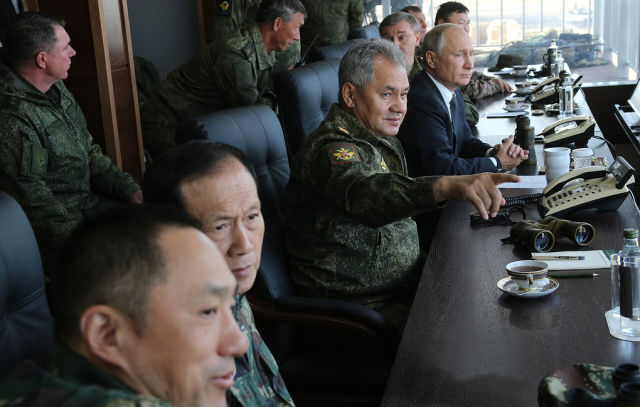Министр обороны РФ Сергей Шойгу (третий слева) и президент РФ Владимир Путин (справа)