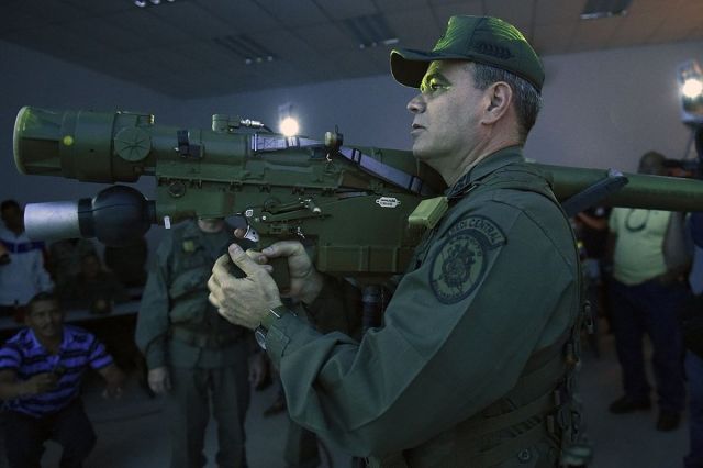 Министр обороны Венесуэлы Владимир Падрино Лопес с 9К338 "Игла-С"
