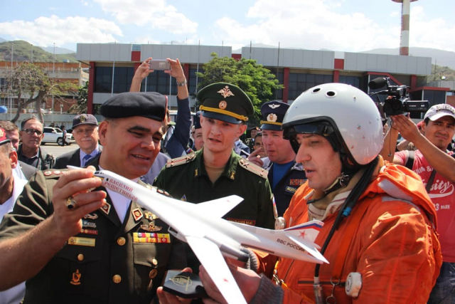 Министр обороны Венесуэлы Владимир Падрино Лопес (слева) рассматривает модель стратегического ракетоносца Ту-160