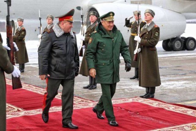Министра обороны России Сергея Шойгу его белорусский коллега Виктор Хренин встретил с почетным караулом.