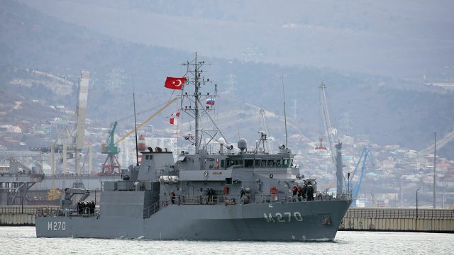 Минный тральщик "Акчай" ВМС Турции прибывает в порт Новороссийска