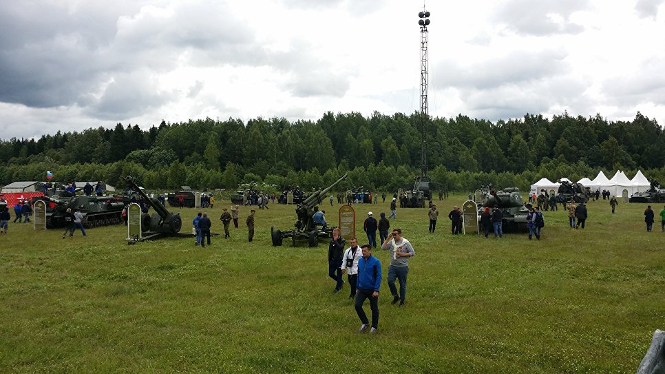 Нашествие началось. Минобороны на Нашествии. Военная техника на Нашествии. Нашествие палатки Минобороны. Нашествие военные 2015 фото.