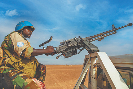Миротворцы из нигерийского контингента обеспечивают безопасность во время прибытия делегации спецпредставителя генсека ООН в город Менаку. Фото со страницы МИНУСМА в Flickr