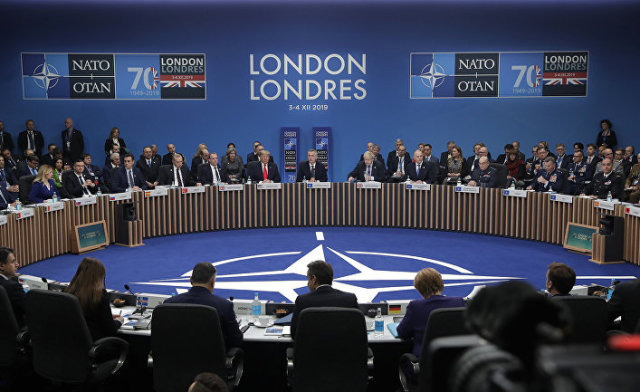 Мировые лидеры принимают участие в заседании круглого стола во время встречи лидеров НАТО