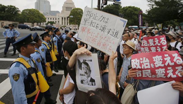 Митинг в Токио против строительства американской базы на острове Окинава. 19 июня 2016