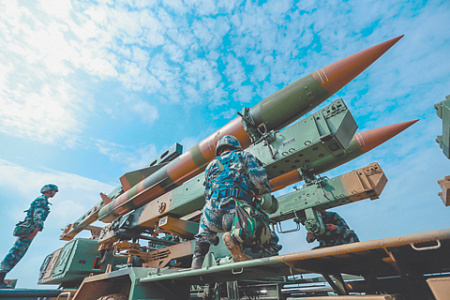 Многие китайские зенитные ракетные системы созданы на основе российских разработок. Фото с сайта www.81.cn
