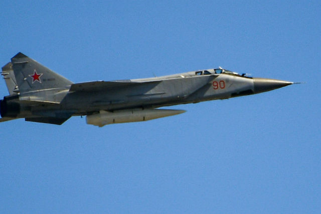 Многоцелевой истребитель МиГ-31 с гиперзвуковой ракетой "Кинжал"